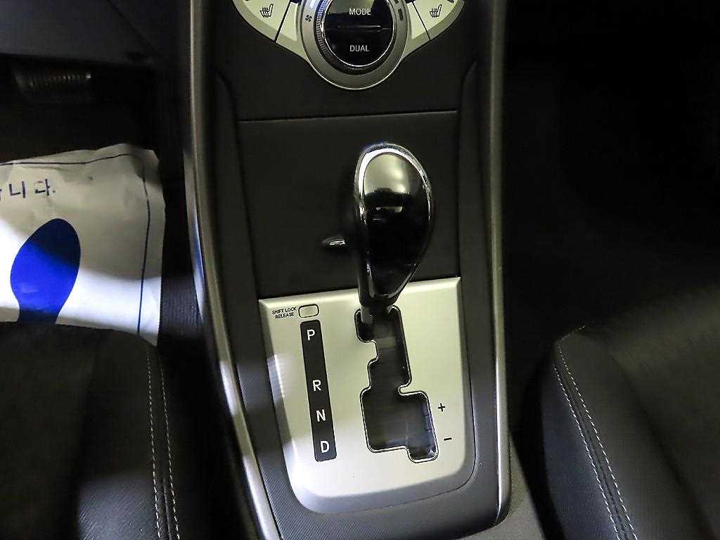 HYUNDAI Avante - Vista 12