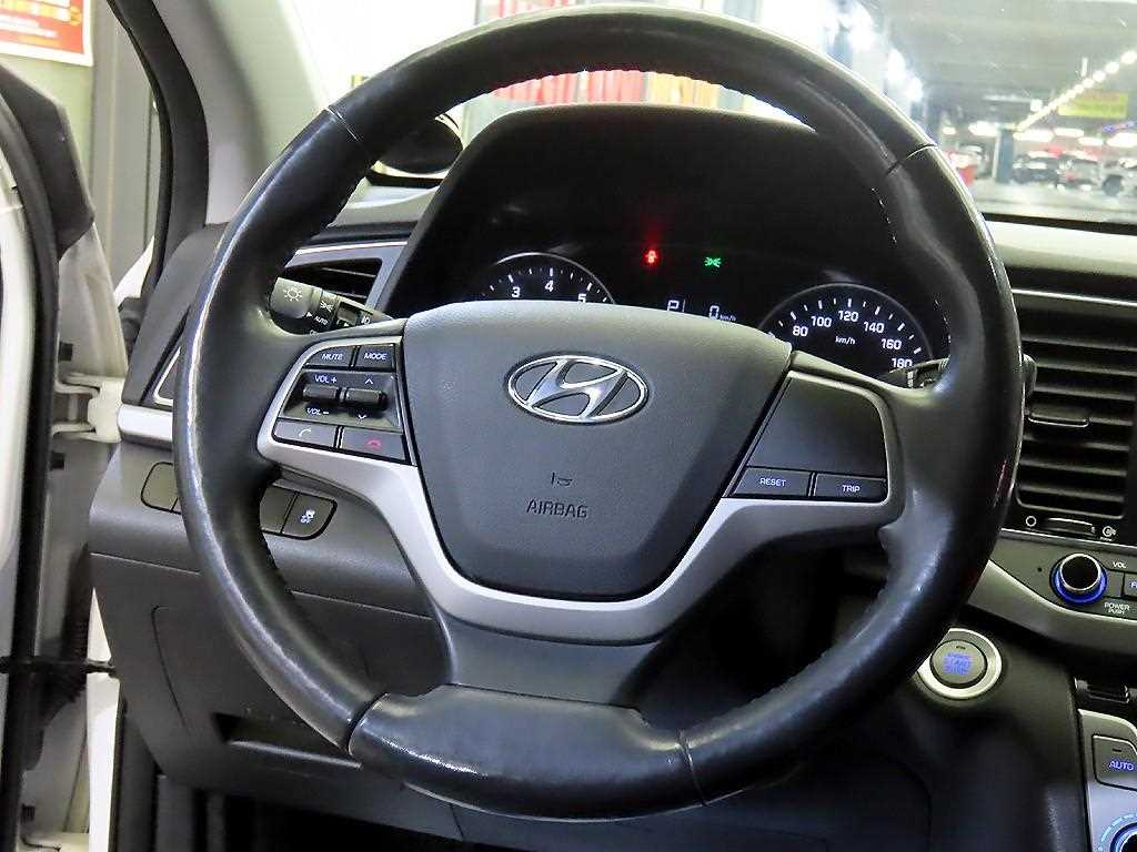 HYUNDAI Avante - Vista 8