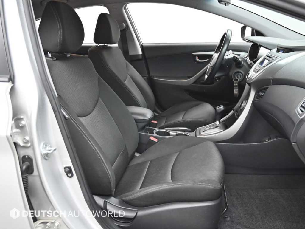 HYUNDAI Avante - Vista 10