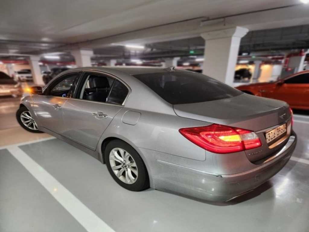 HYUNDAI Genesis - Vista 5