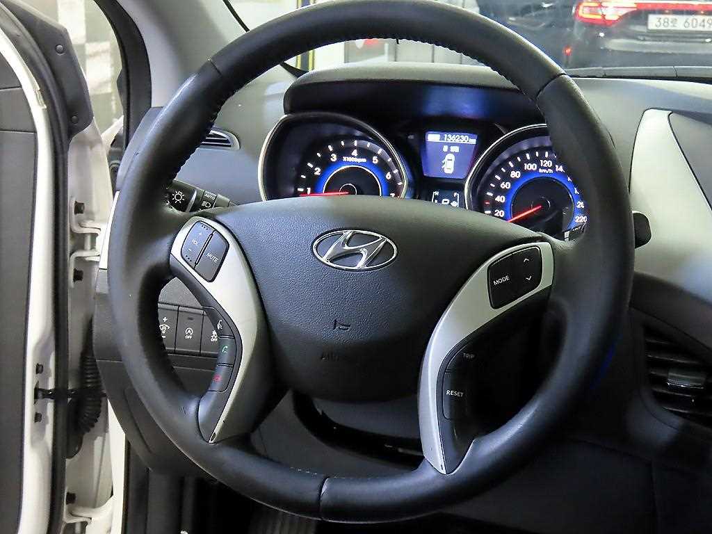 HYUNDAI Avante - Vista 8