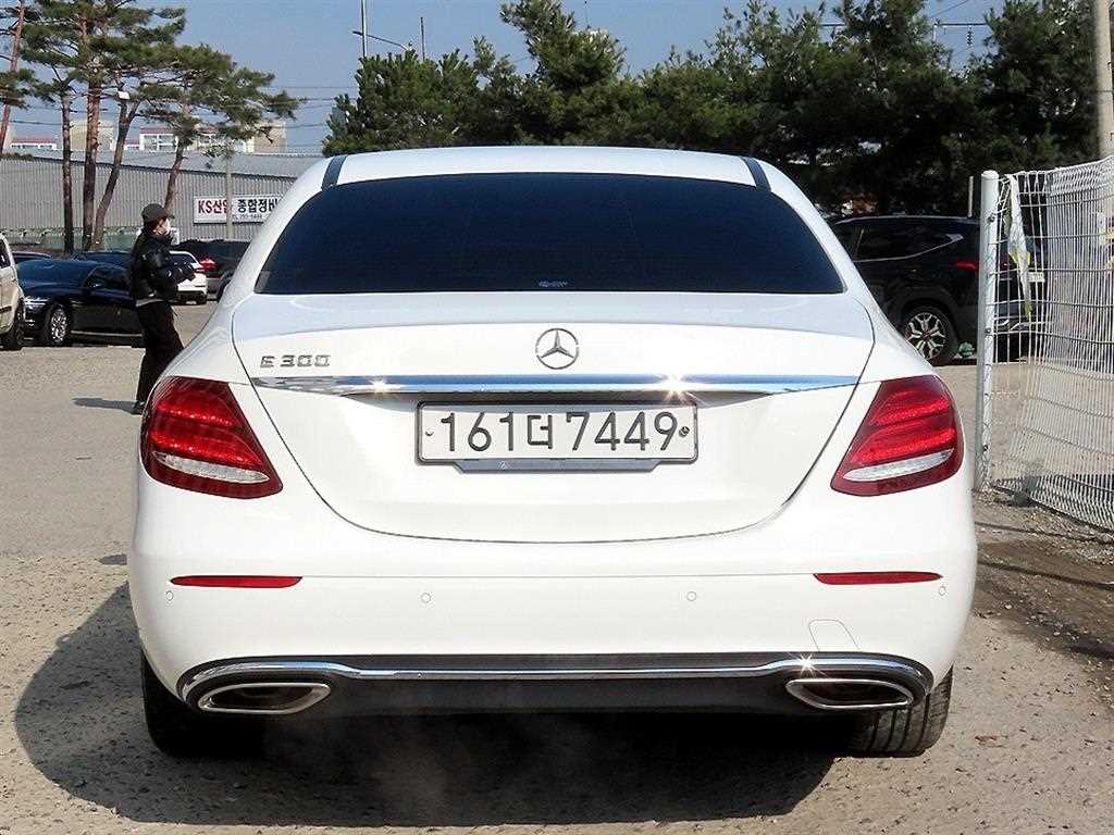 Mercedes Benz E class - Vista 4