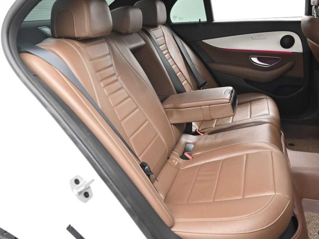 Mercedes Benz E class - Vista 12