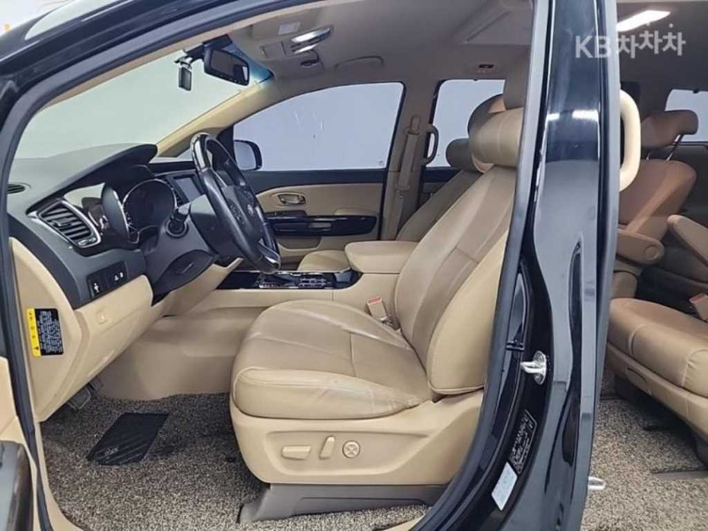 KIA Carnival - Vista 5