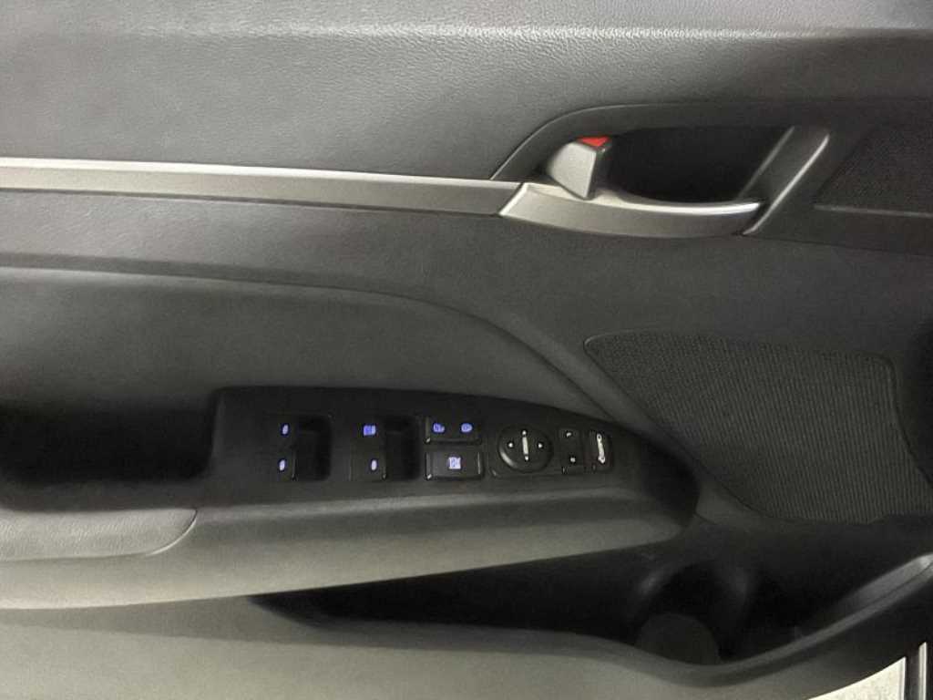 HYUNDAI Avante - Vista 12