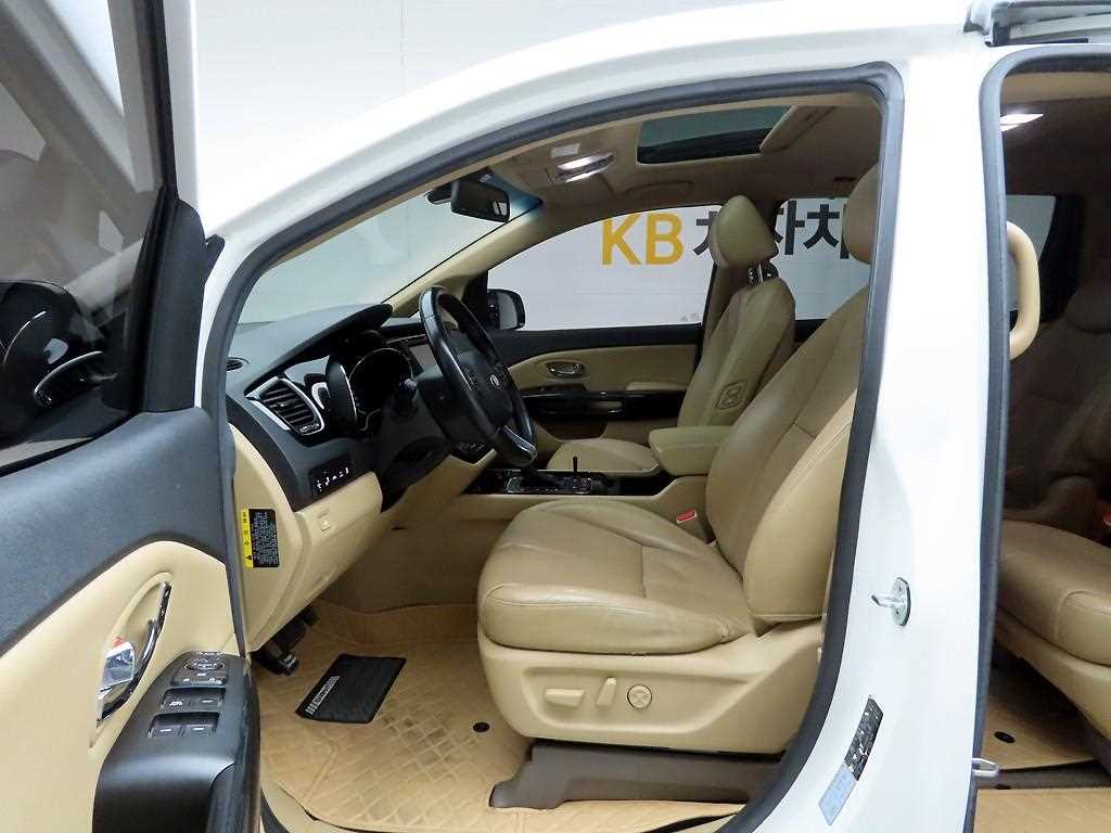 KIA Carnival - Vista 11