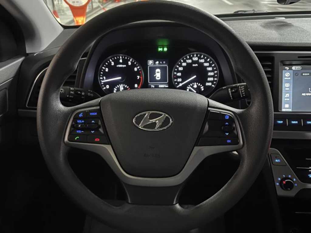 HYUNDAI Avante - Vista 10