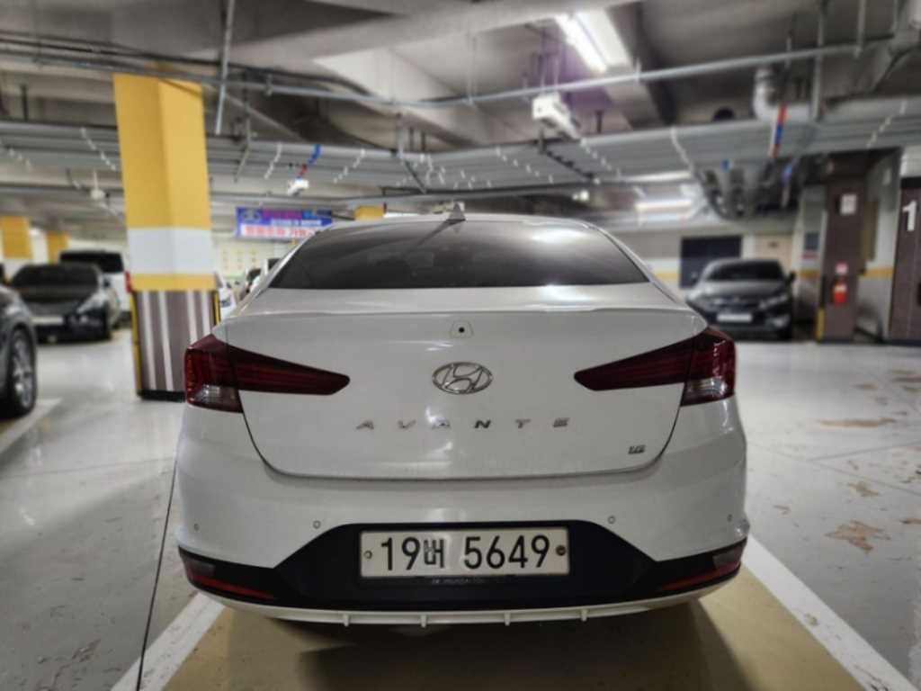 HYUNDAI Avante - Vista 2