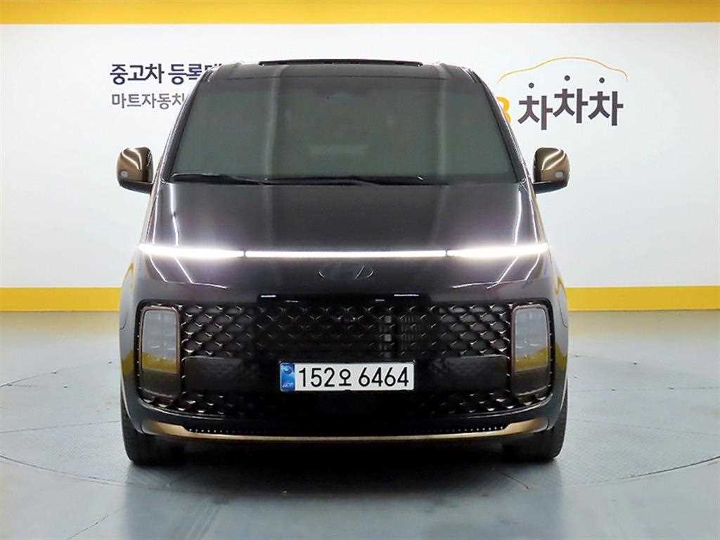 HYUNDAI Staria