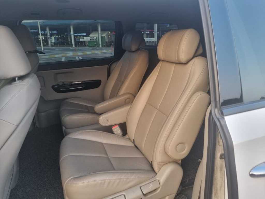 KIA Carnival - Vista 9