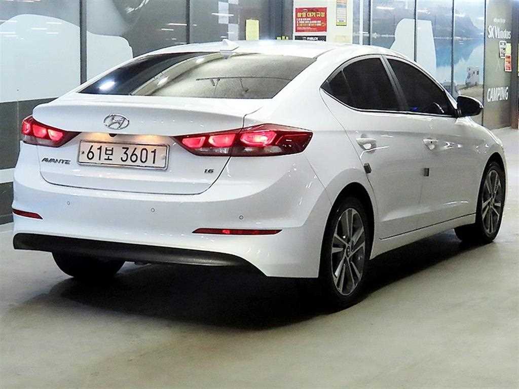 HYUNDAI Avante - Vista 4