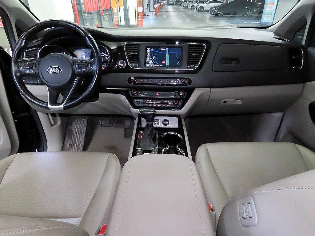 KIA Carnival - Vista 10