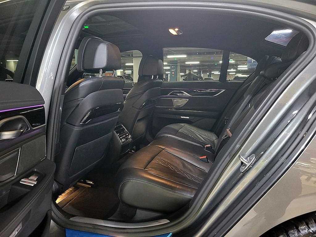 BMW 7 Series - Vista 8