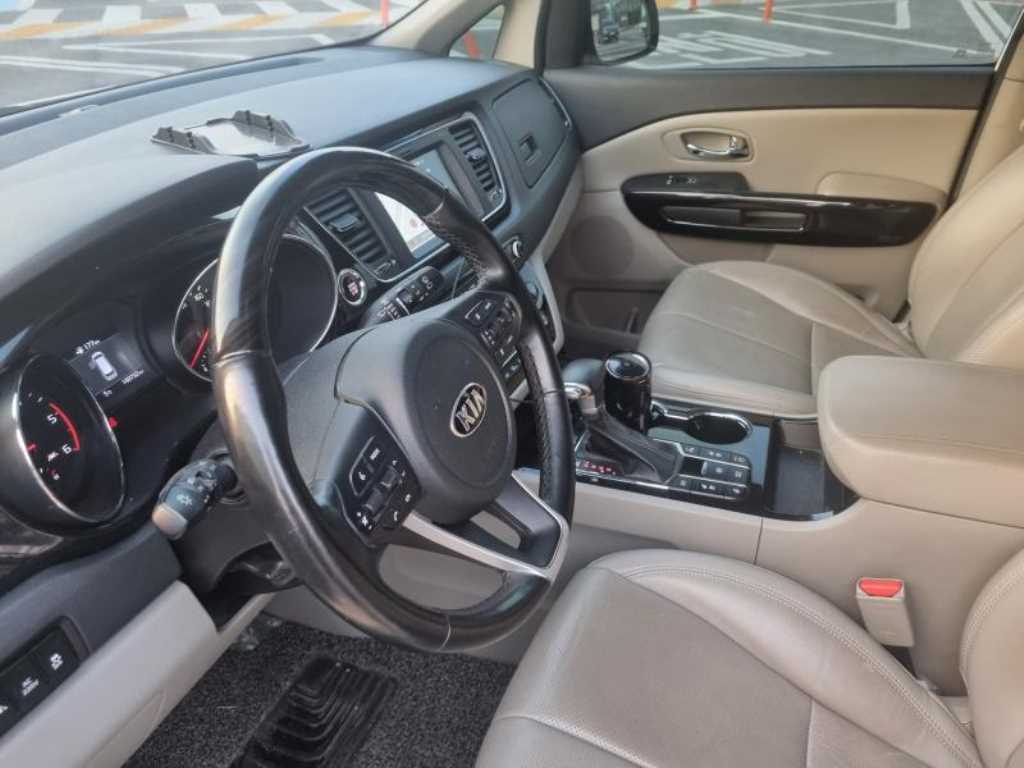 KIA Carnival - Vista 11