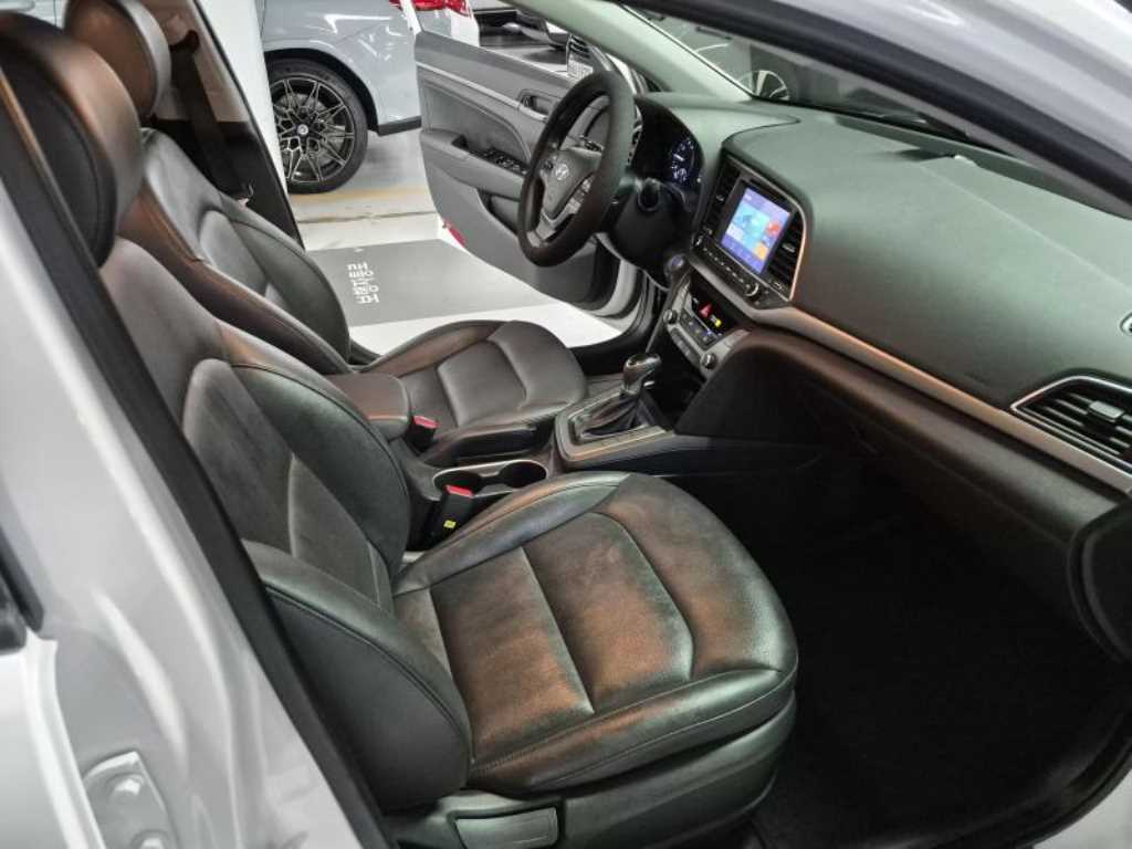 HYUNDAI Avante - Vista 10