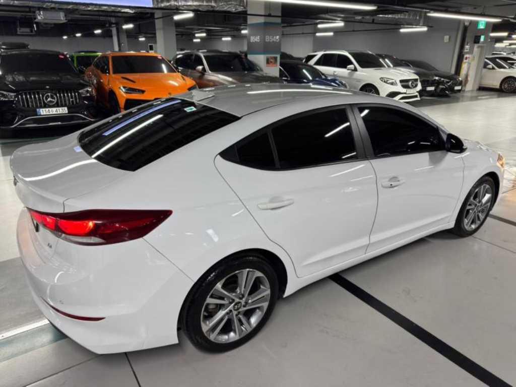 HYUNDAI Avante - Vista 5