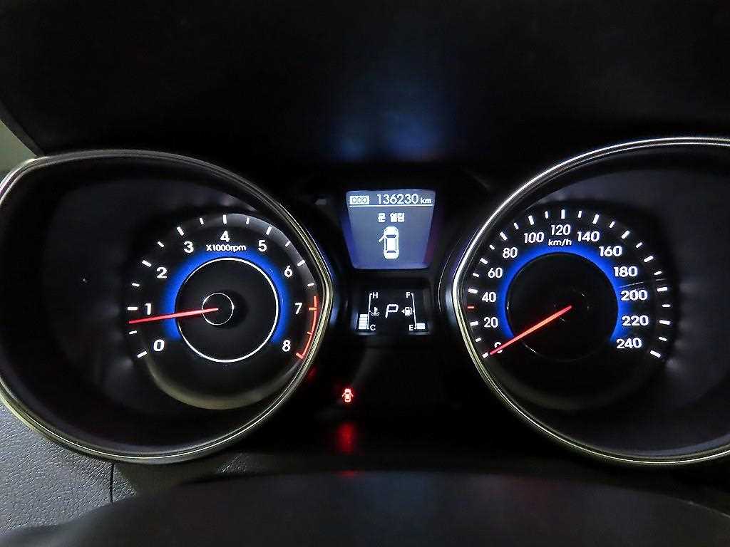 HYUNDAI Avante - Vista 9