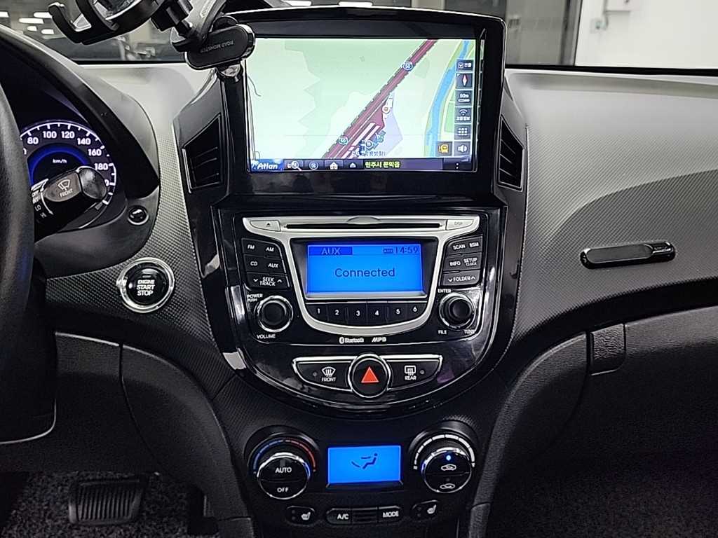 HYUNDAI Accent - Vista 10