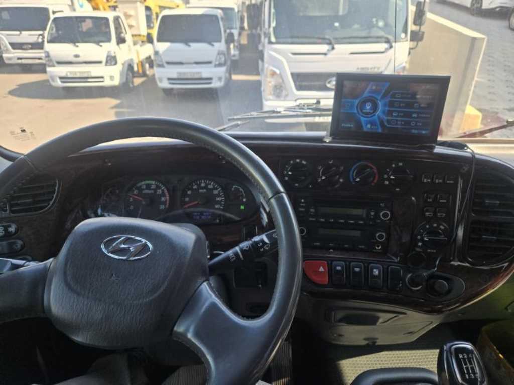 medium and large bus Hyundai bus - Vista 11