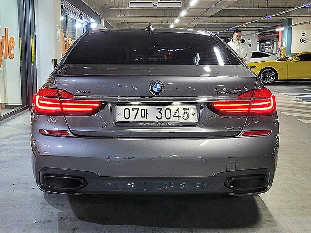 BMW 7 Series - Vista 5