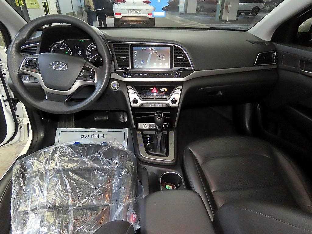 HYUNDAI Avante - Vista 10