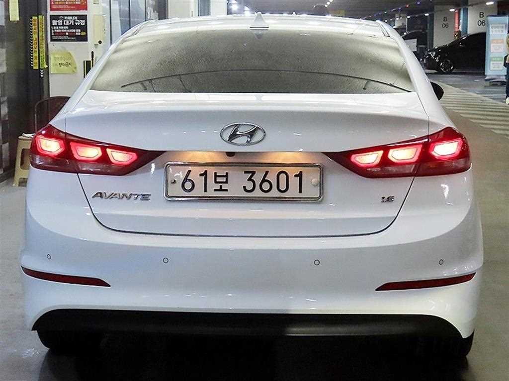 HYUNDAI Avante - Vista 5