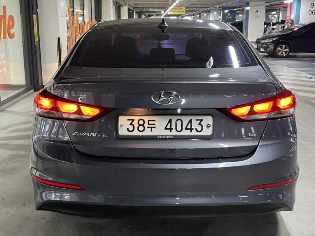 HYUNDAI Avante - Vista 5