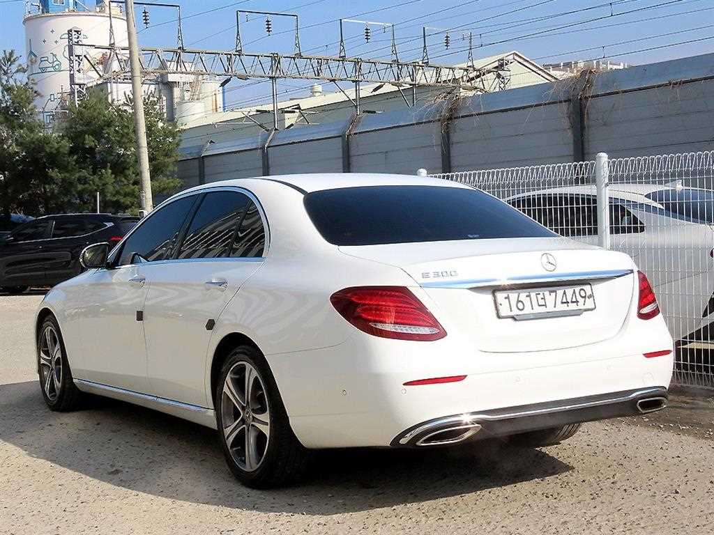Mercedes Benz E class - Vista 3