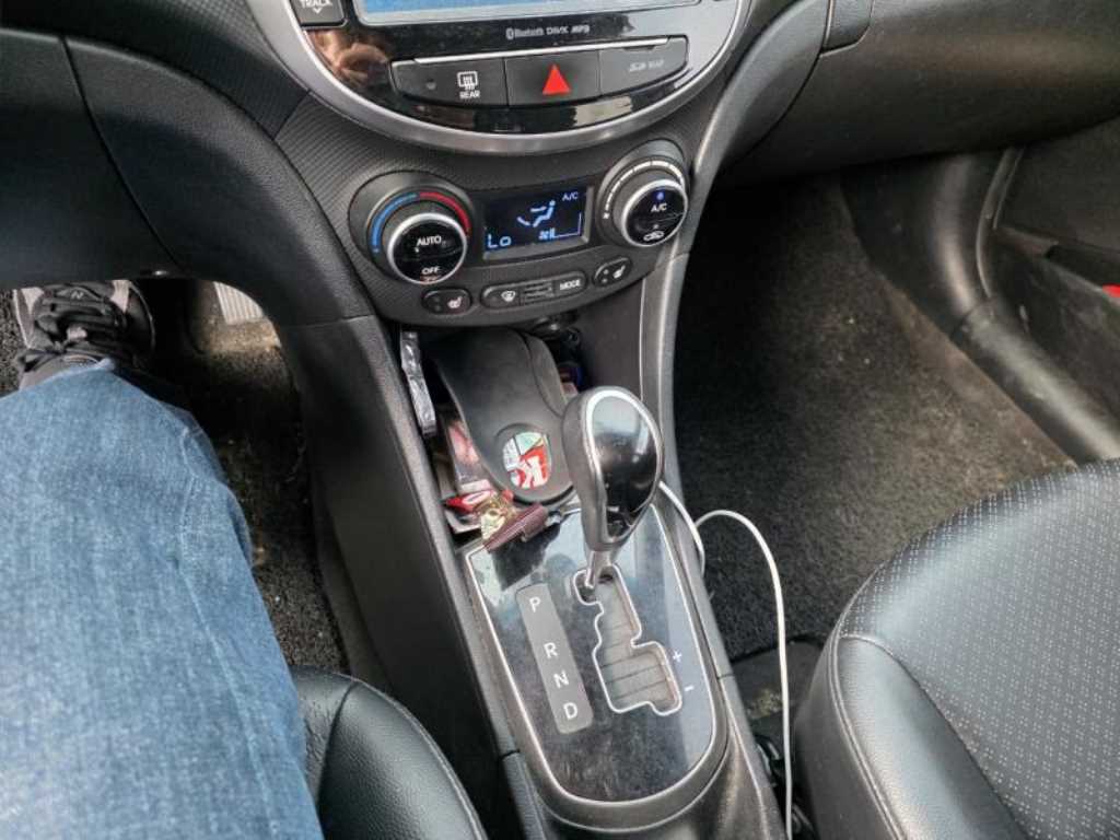 HYUNDAI Accent - Vista 4