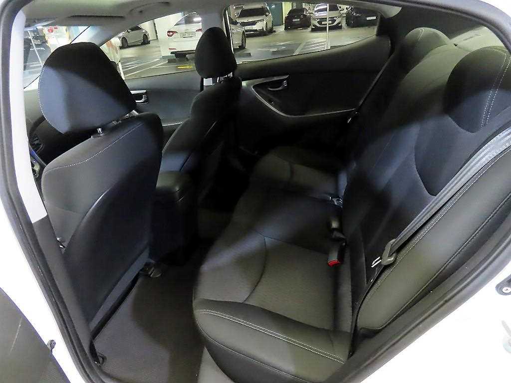 HYUNDAI Avante - Vista 7