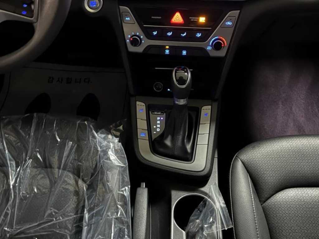 HYUNDAI Avante - Vista 9