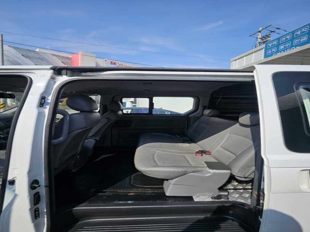 HYUNDAI Starex - Vista 6