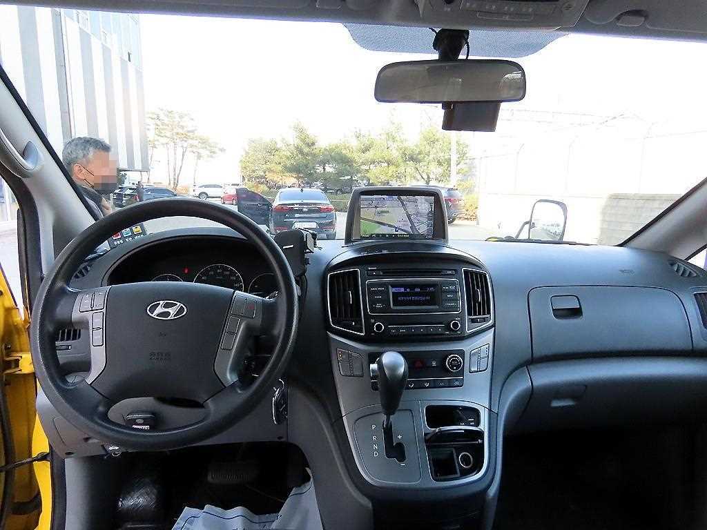 HYUNDAI Starex - Vista 8