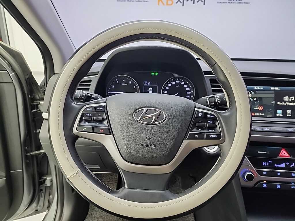 HYUNDAI Avante - Vista 9