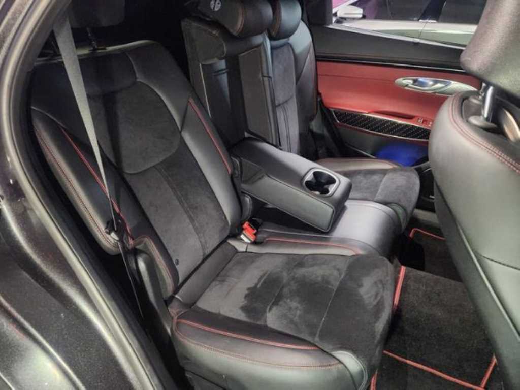 Genesis GV70 - Vista 8