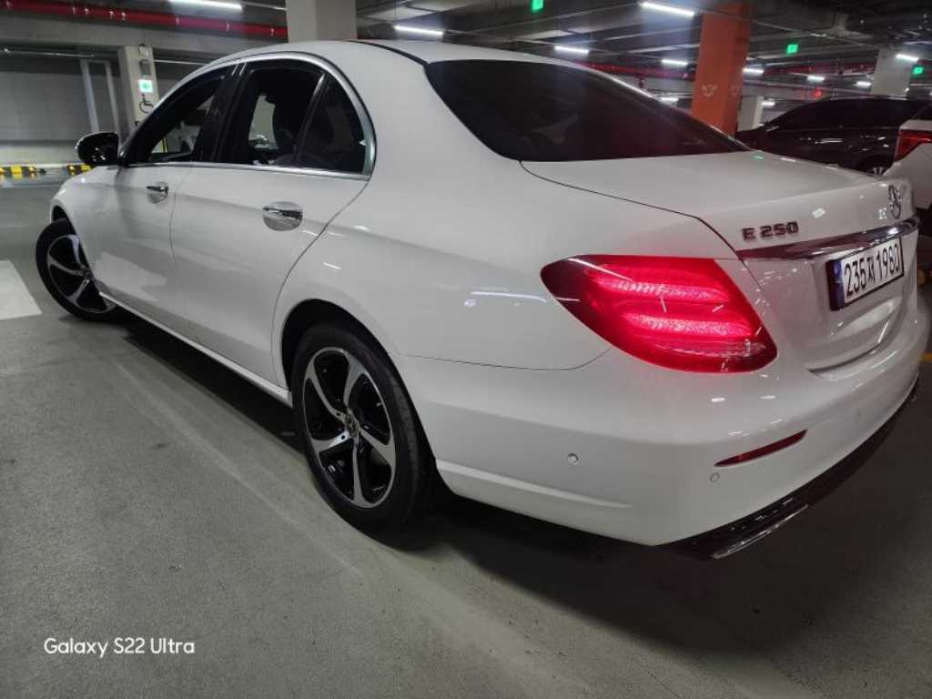 Mercedes Benz E class - Vista 4