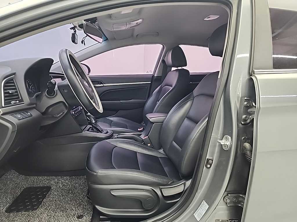 HYUNDAI Avante - Vista 11