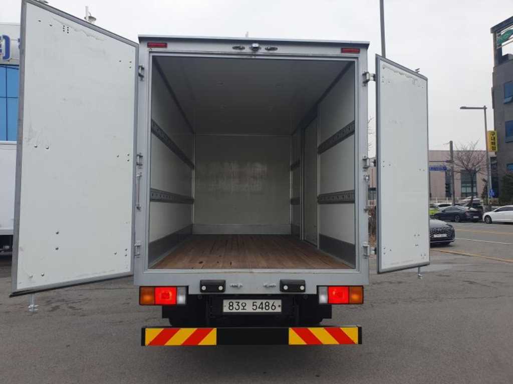 medium and large cargo truck - Vista 9