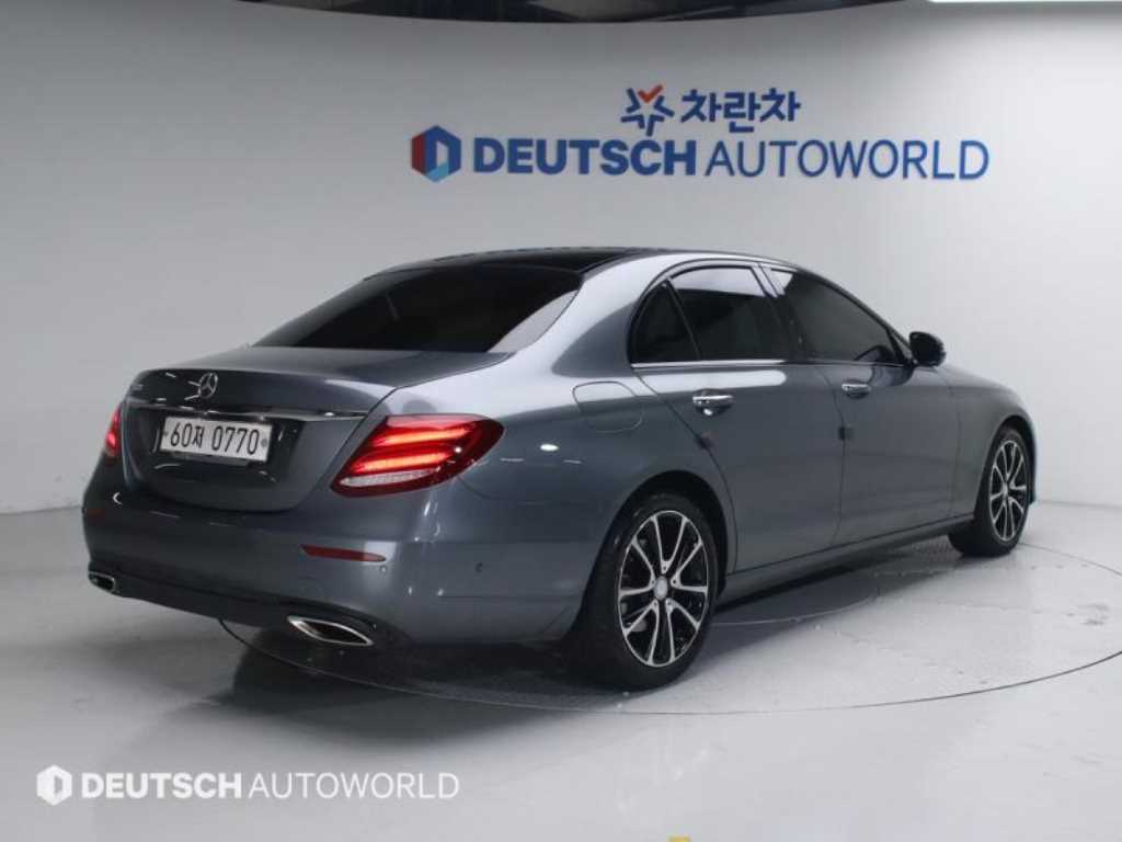 Mercedes Benz E class - Vista 3