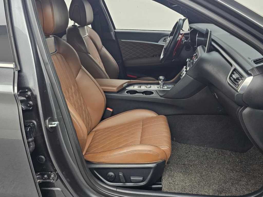 Genesis G70 - Vista 10