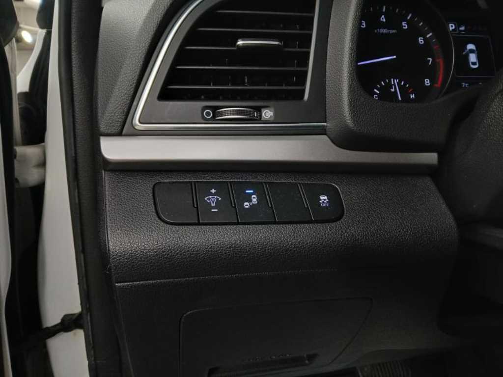 HYUNDAI Avante - Vista 12