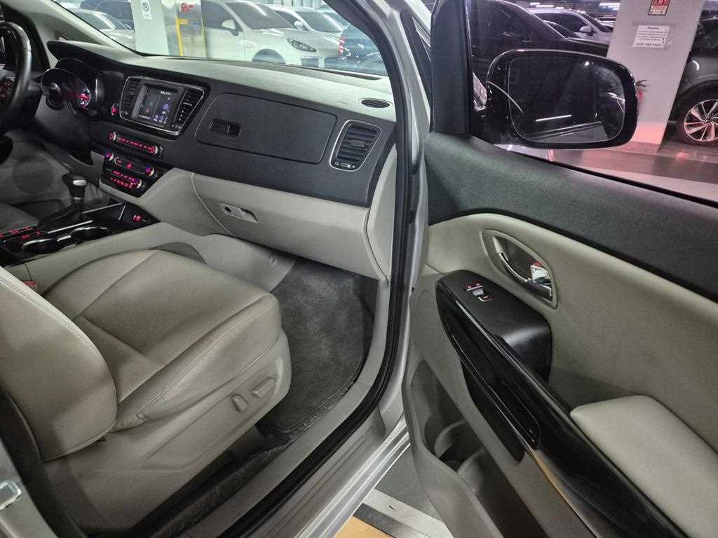 KIA Carnival - Vista 10