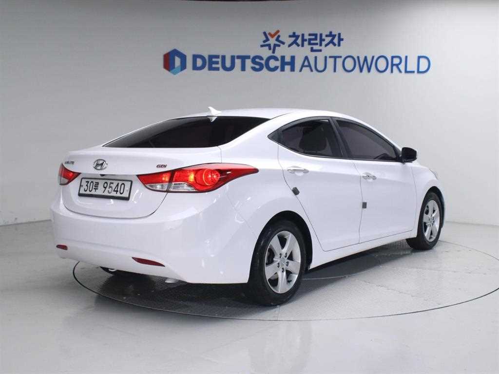 HYUNDAI Avante - Vista 2