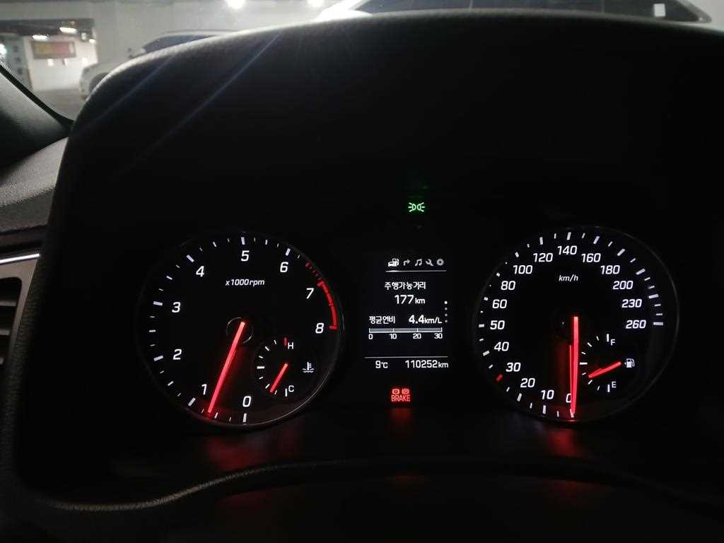 HYUNDAI Avante - Vista 9