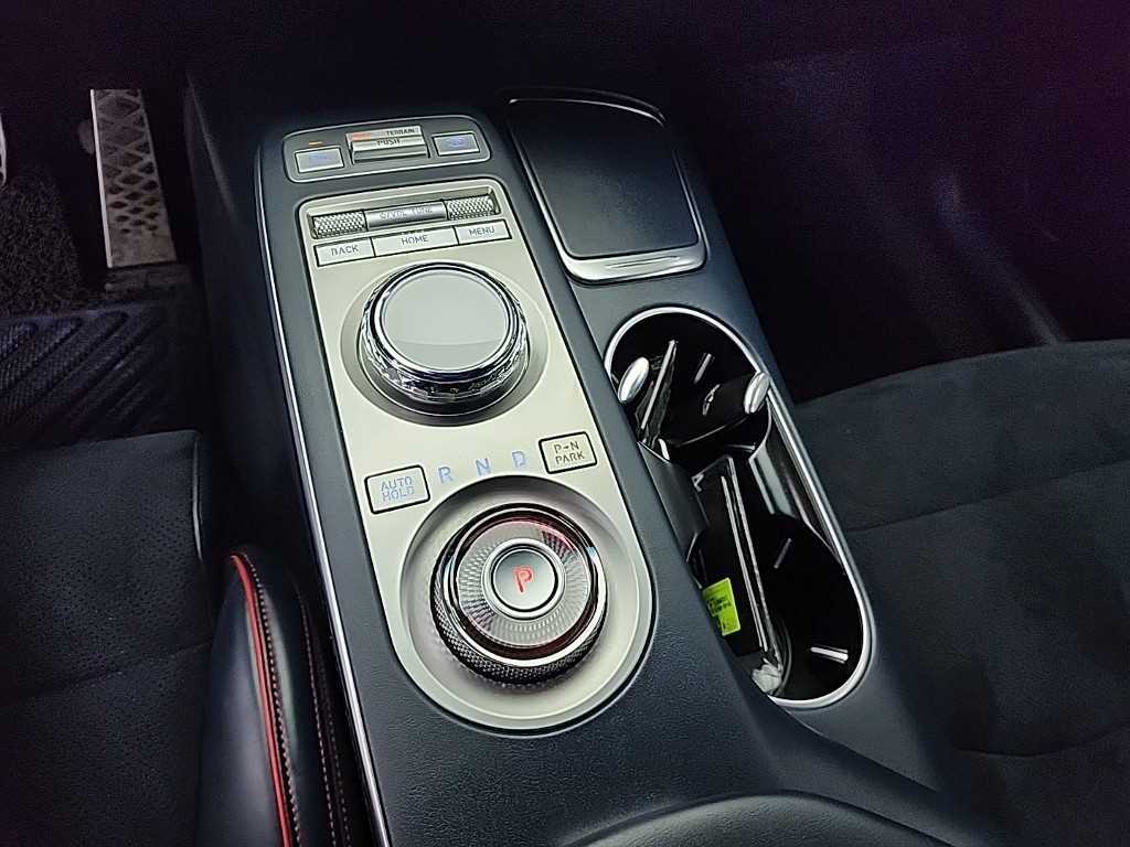 Genesis GV70 - Vista 8