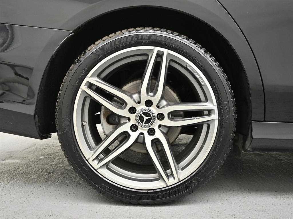 Mercedes Benz E class - Vista 5