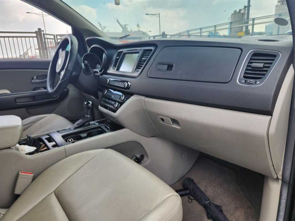 KIA Carnival - Vista 5