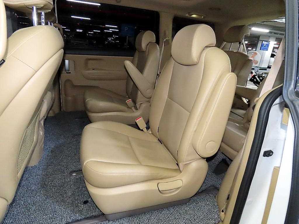 KIA Carnival - Vista 7