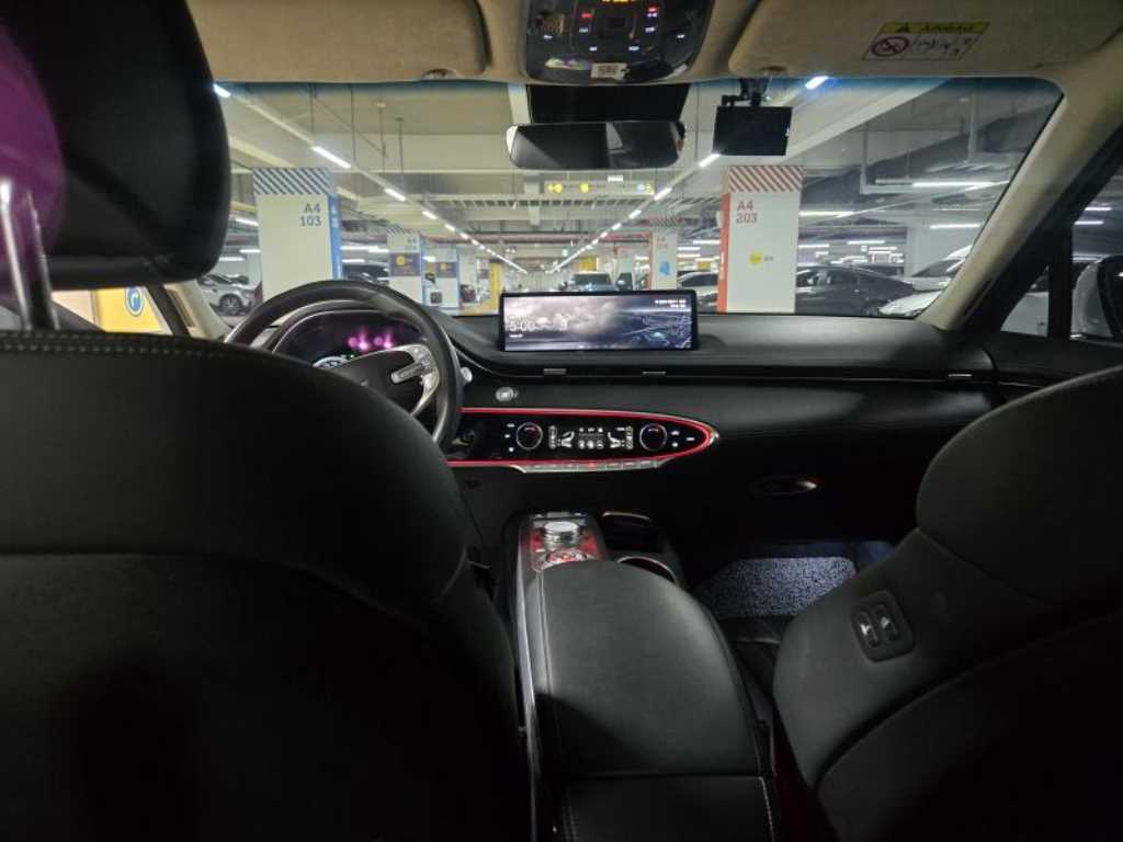 Genesis GV70 - Vista 8