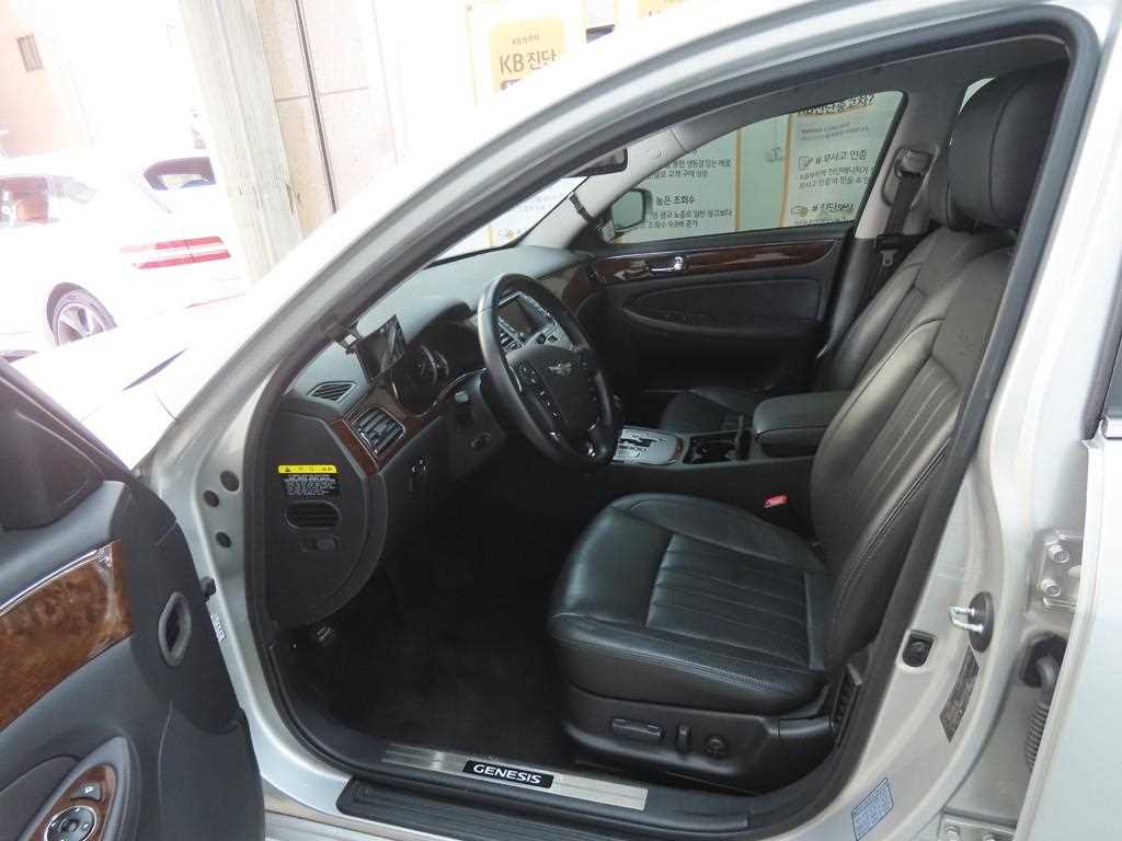 HYUNDAI Genesis - Vista 5